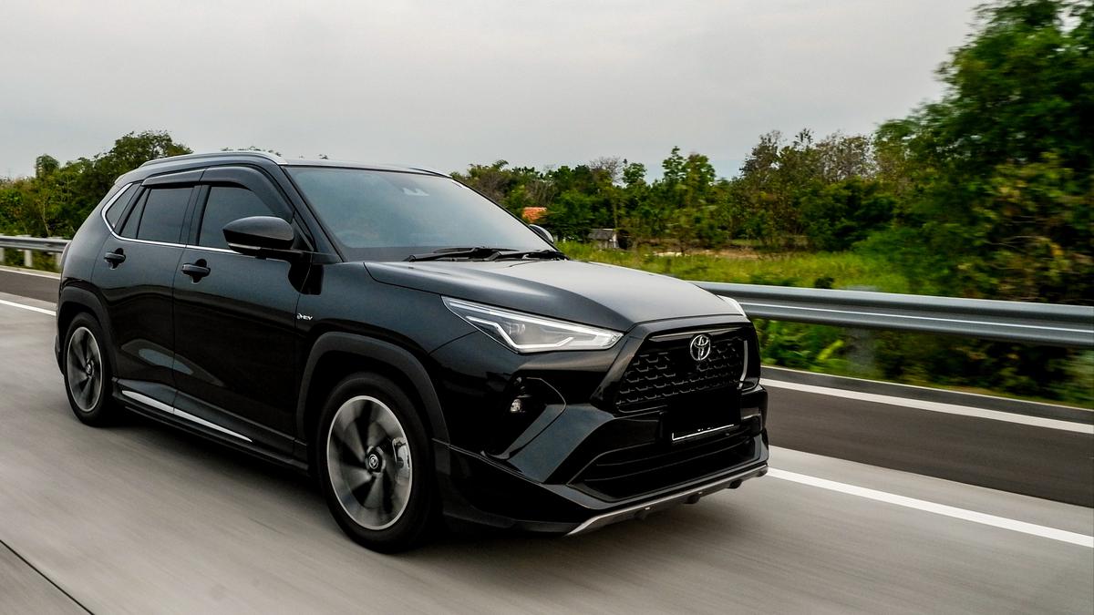 Menjajal Performa Mobil Toyota Yaris Cross Hybrid di Kota Pahlawan