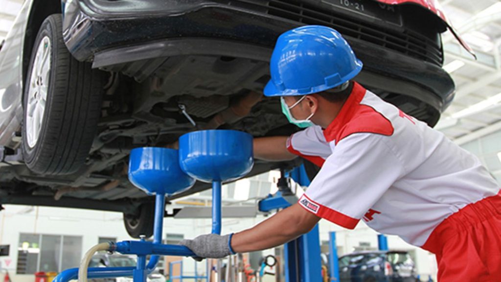 Jangan Hanya Periksa Oli Mesin, Cek Juga Cairan Kendaraan Lain Sebelum Liburan